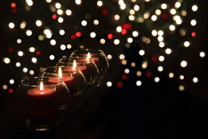 Kerzen in romantischer Stimmung mit dunkelm Hintergrund
